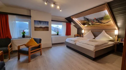 Appartement im Hotel: Schlaf- und Wohnzimmer mit Bike-Motiv