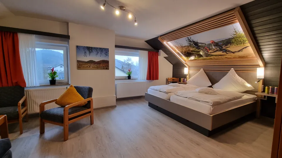 Appartement im Hotel: Schlaf- und Wohnzimmer mit Bike-Motiv