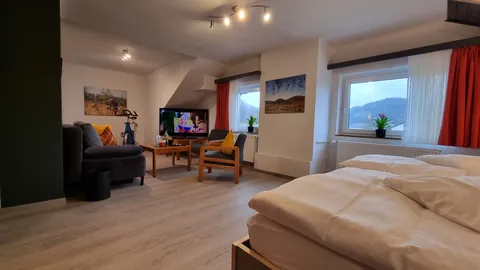 Appartement im Hotel: Sitzecke mit Fernseher