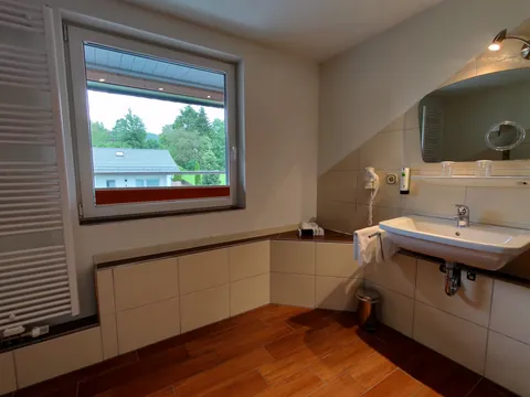 Appartement im Hotel: Bad mit Fenster