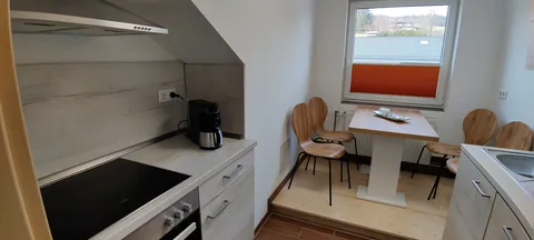 Küche im Appartement mit Essplatz