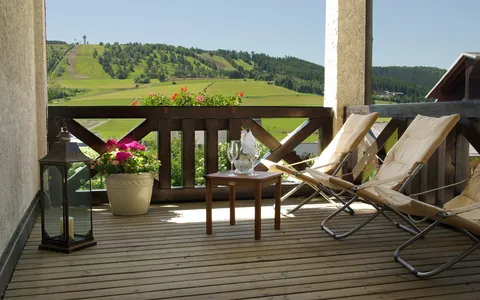 Balkon mit Liegestühlen und Blick auf die Skipiste am Ettelsberg