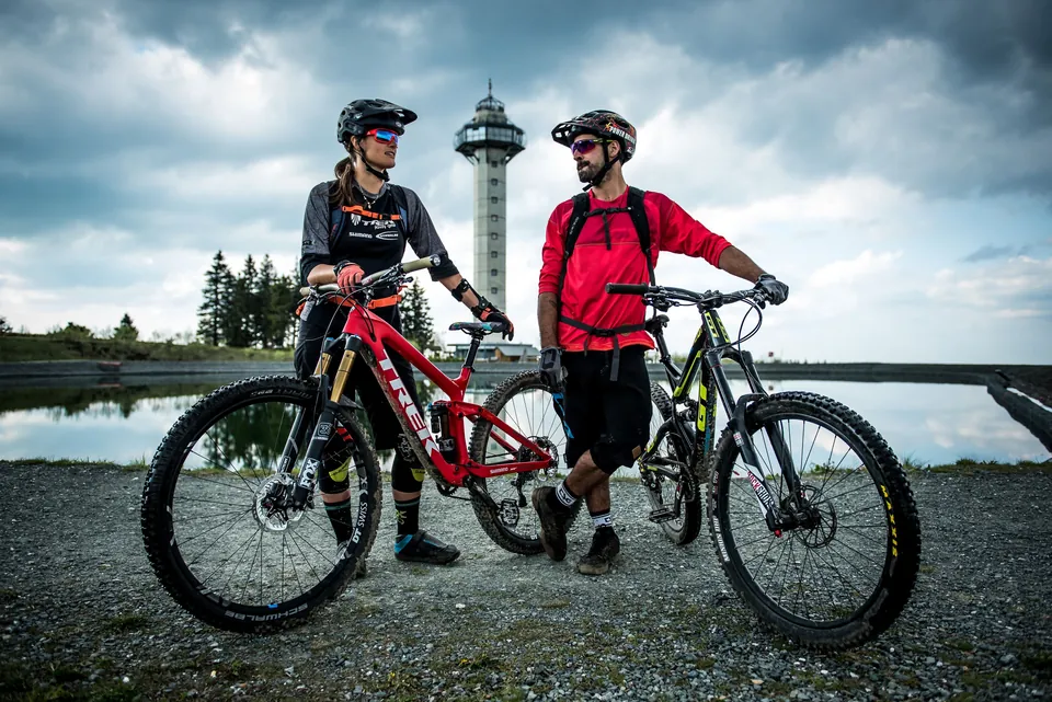 Zwei Mountainbiker am Hochheideturm auf dem Ettelsberg