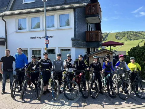 Bikergruppe vor dem Hotel Magdalenenhof