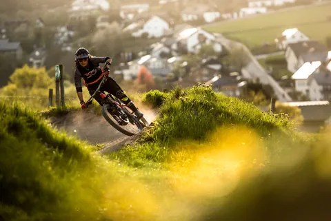 Mountainbiker auf einem Trail über Willingen im Abendlicht