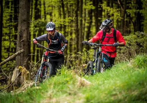 Zwei E-Mountainbiker im Wald