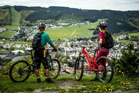 Biker mit Blick über Willingen und die Berge