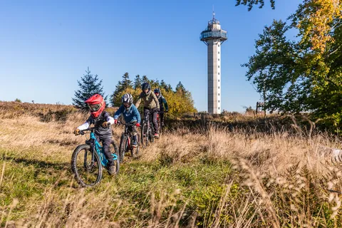 Biker auf der Hochheide am Hochheideturm (Foto: Stephan Peters Design)