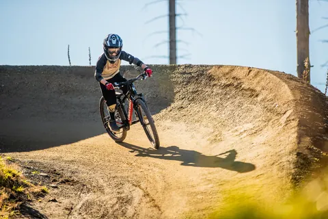 Kind fährt durch eine Steilkurve im Bikepark Willingen (Foto: Stephan Peters Design)