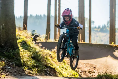 Kind springt mit dem Rad im Bikepark Willingen (Foto: Stephan Peters Design)