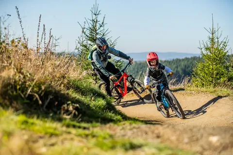 Gemeinsam auf dem Pumptrack im Bikepark Willingen (Foto: Stephan Peters Design)