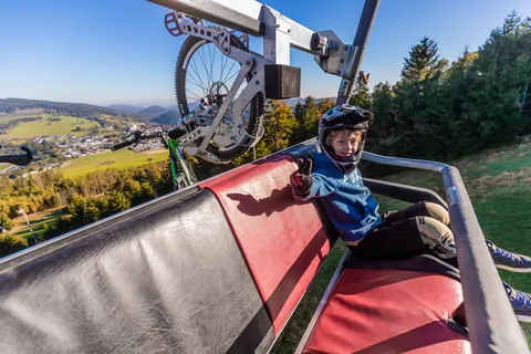 Mit dem Rad im Lift hinauf zum Bikepark (Foto: Stephan Peters Design)