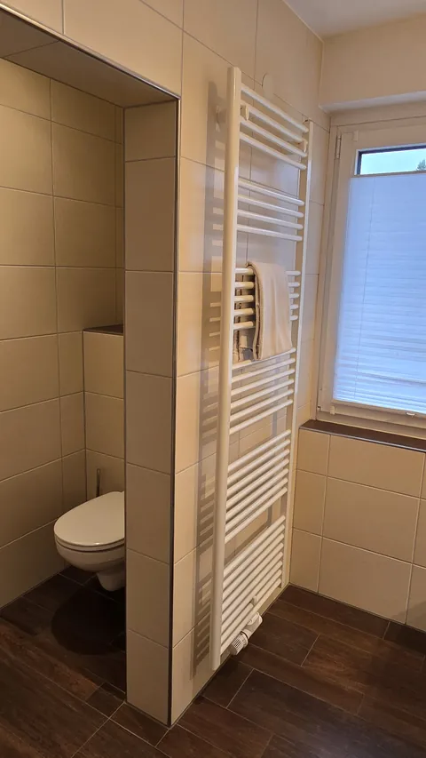 Bad im Einzelzimmer mit WC und Handtuchheizkörper