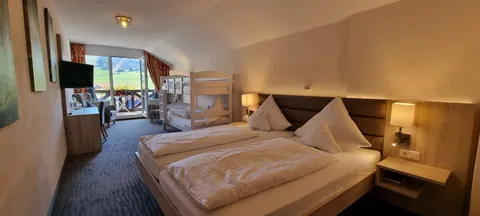 Familienzimmer mit Kingsize-Bett, Stockbett und Balkon