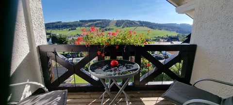 Balkon des Familienzimmers mit Blick zum Ettelsberg