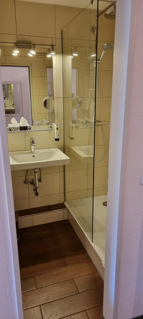 Bad im Familienzimmer mit Dusche