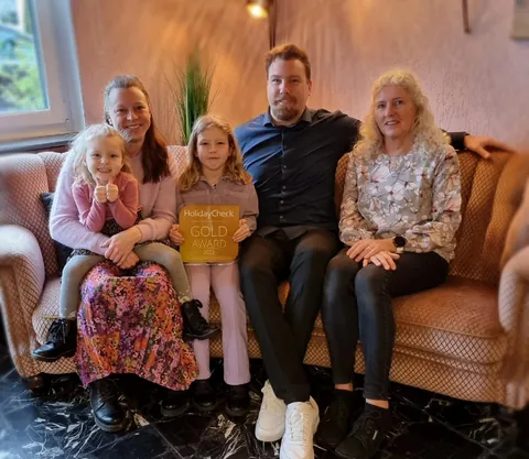 Die Gastgeberfamilie auf dem Sofa