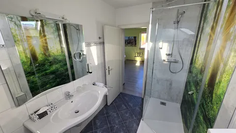 Bad mit Waldmotiv und Dusche