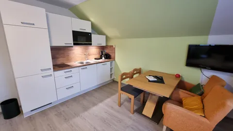 Küchenzeile mit Essplatz im Freeride-Familienzimmer