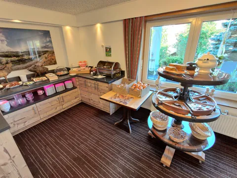 Frühstücksbuffet mit Brötchen, Etagere und Kinderecke