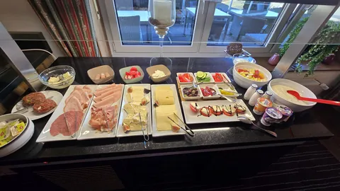 Frühstücksbuffet mit Wurst, Käse und Joghurt