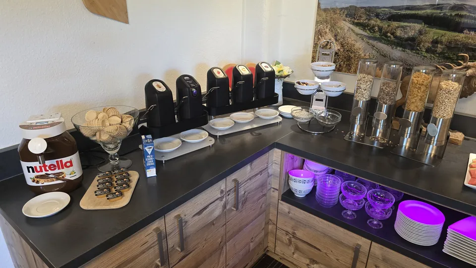 Frühstücksbuffet mit Müsli, Kaffee und Nutella
