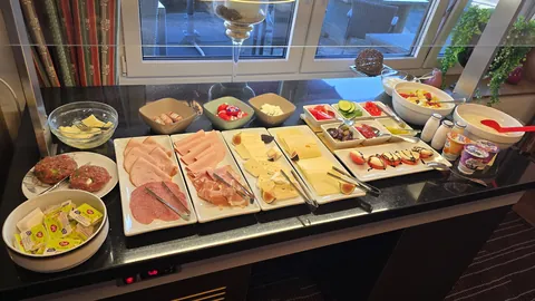 Kalte Platten am Frühstücksbuffet