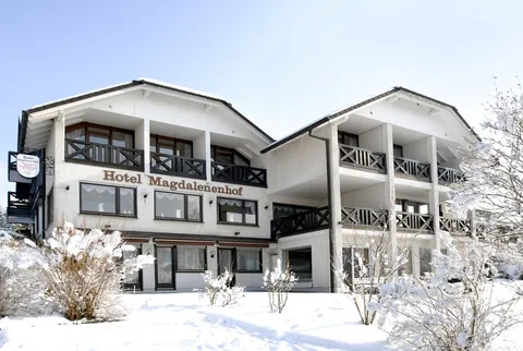 Schriftzug Hotel Magdalenenhof an der verschneiten Fassade