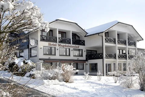 Hotel Magdalenenhof im Winter, Bäume und Garten tief verschneit