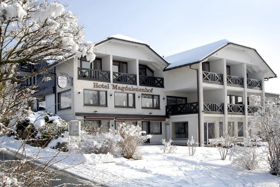 Hotel Magdalenenhof im Winter, Bäume und Garten tief verschneit