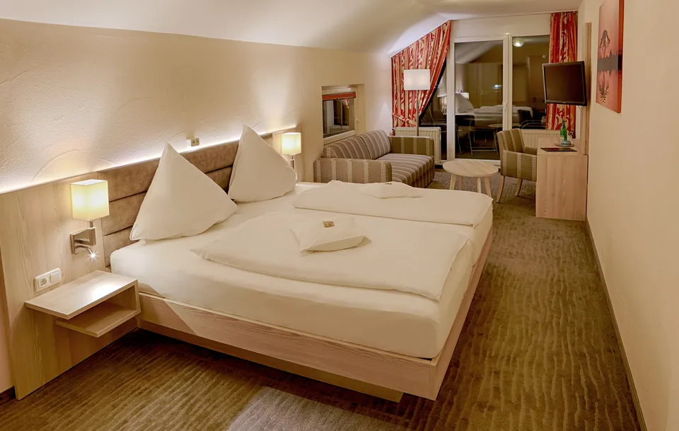 Komfort-Doppelzimmer mit Sitzecke und Flachbildfernseher