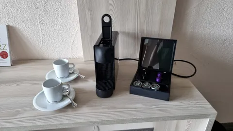Nespresso-Maschine mit Tassen auf dem Zimmer