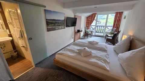 Komfort-Doppelzimmer mit Glasschiebetür zum Bad und Balkon