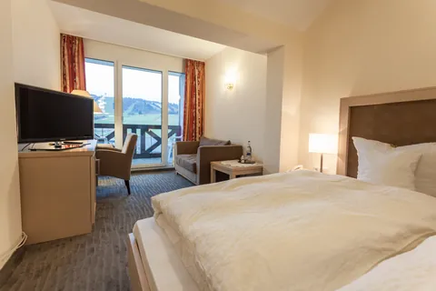 Komfort-Doppelzimmer mit Fernseher und Blick auf die Berge
