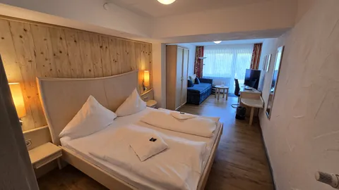 Komfort-Doppelzimmer mit Terrasse: Doppelbett und Sitzecke
