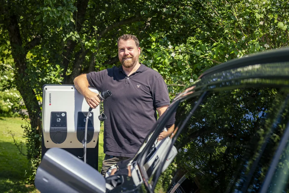 Gastgeber Kevin Gügel an der Ladestation für Elektroautos am Hotel