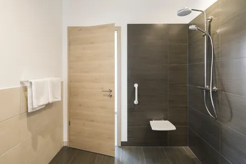 Lieblingsplatz: barrierefreie Dusche mit Haltegriff