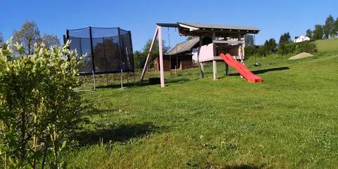 Garten am Lieblingsplatz mit Spielhaus, Rutsche und Trampolin