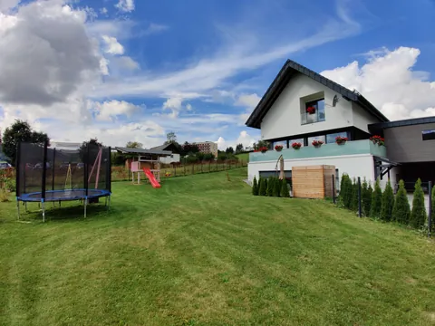 Lieblingsplatz: Haus mit großem Garten, Trampolin und Spielhaus