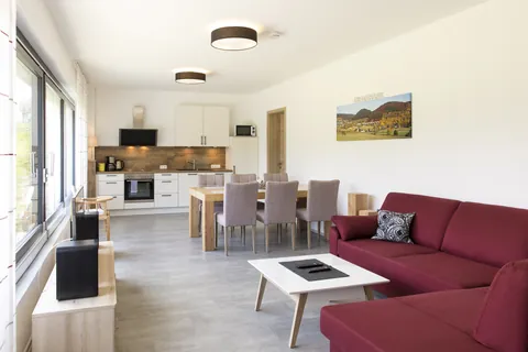Lieblingsplatz: offene Küche mit Esstisch und Sofa