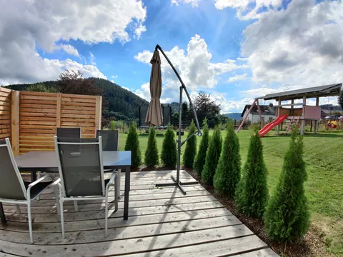 Lieblingsplatz: Terrasse mit Sitzgruppe und Blick in den Garten