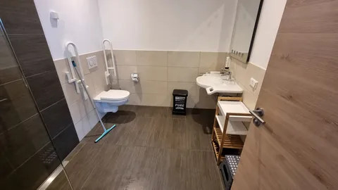 Lieblingsplatz: barrierefreies WC mit Stützgriffen