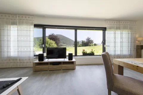 Lieblingsplatz: Wohnzimmer mit Panoramafenster ins Grüne