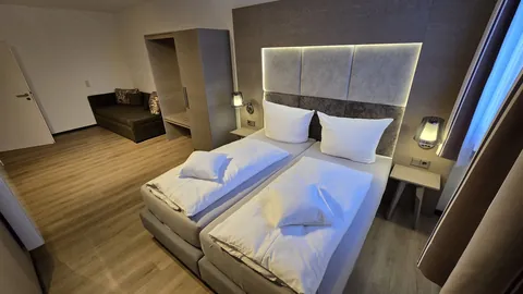 Lieblingsplatz 2: Schlafzimmer mit beleuchtetem Kopfteil