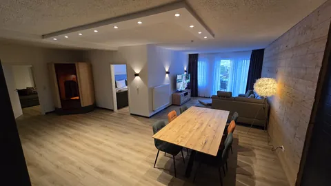 Lieblingsplatz 2: großer Raum mit Esstisch und Sofa