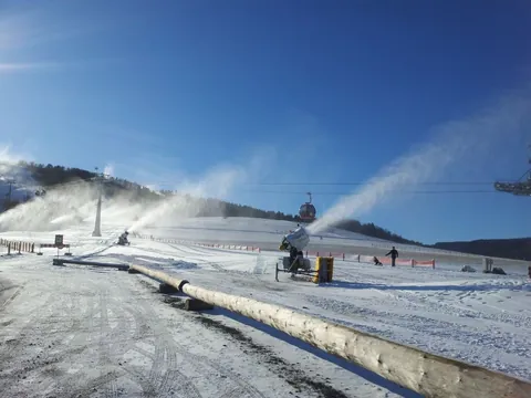 Schneekanonen an der Piste in Willingen