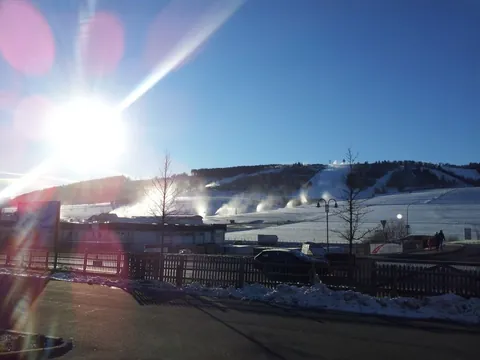 Wintersonne über der beschneiten Piste in Willingen