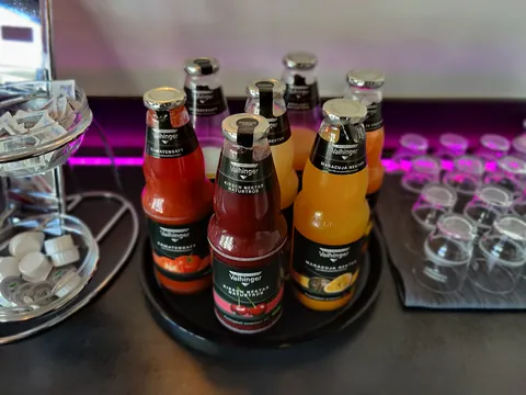 Säfte und Gläser auf dem Frühstücksbuffet