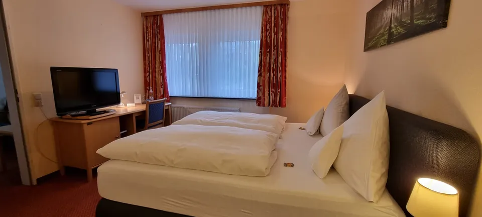 Standard-Doppelzimmer mit Doppelbett und Fernseher