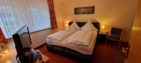 Standard-Doppelzimmer mit Doppelbett und Sessel